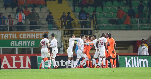 Alanyaspor teknik heyeti Kayserispor hocası Sumudica'nın burnunu kırdı