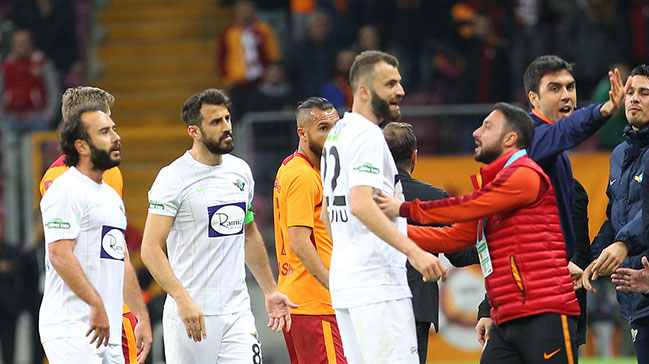 'Kırmızı kartı geçtim, faul bile yoktu pozisyonda'