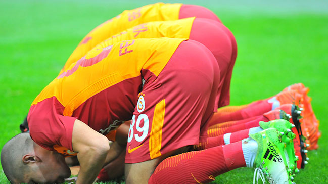 Galatasaray: 4 Akhisarspor: 2