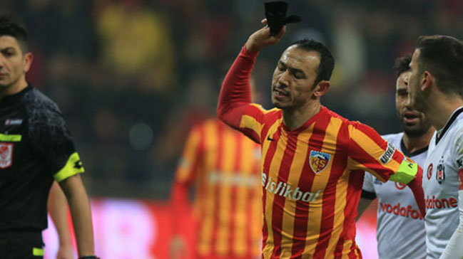 Hakem penaltı verdi Umut Bulut kendisini kaybetti