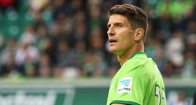 Stuttgart, Mario Gomez'i renklerine bağladı