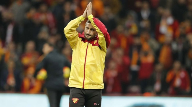 Galatasaraylı taraftarlar, Sabri Sarıoğlu'nu alkışlarla selamladı