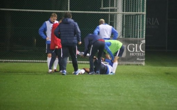 Trabzonspor'da Mustafa Akbaş antrenmanda sakatlandı