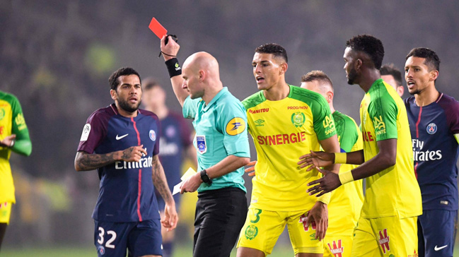 Futbolcuya tekme atan hakem görevden alındı