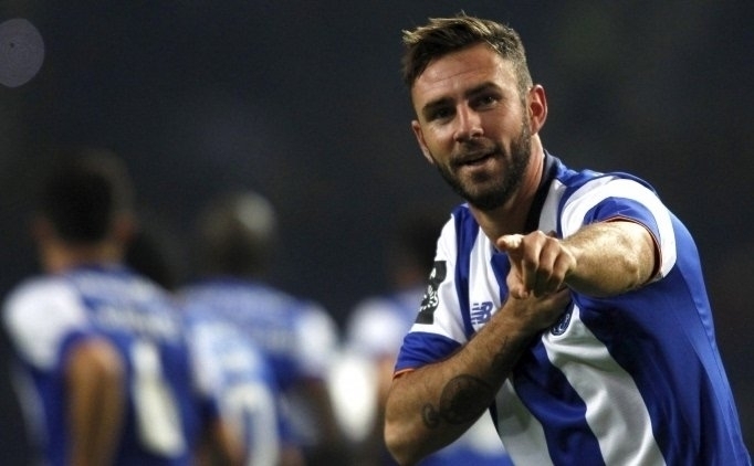 Sevilla sol bek Layun'u renklerine bağladı!