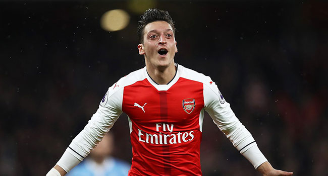 Arsenal, Mesut Özil'in sözleşmesini uzattı