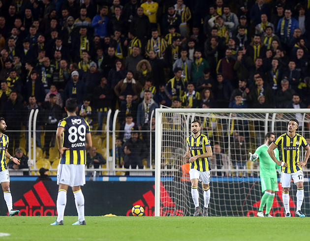 Fenerbahçe evinde ağır hasarlı!