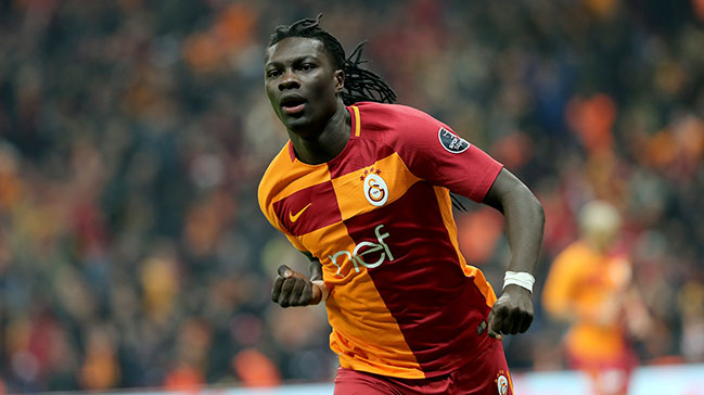 Bafetimbi Gomis, Burak Yılmaz’ı yakaladı
