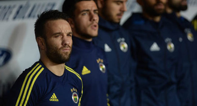 Valbuena krizi! Takımla beraber resim çektirmeden stattan ayrıldı