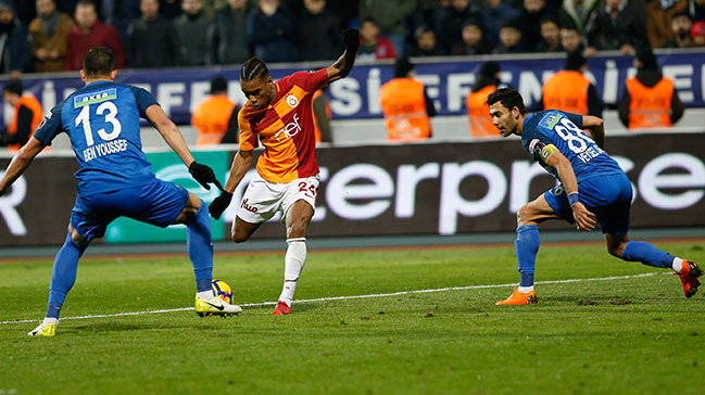 Galatasaray zirve yolunda ağır yaralı!