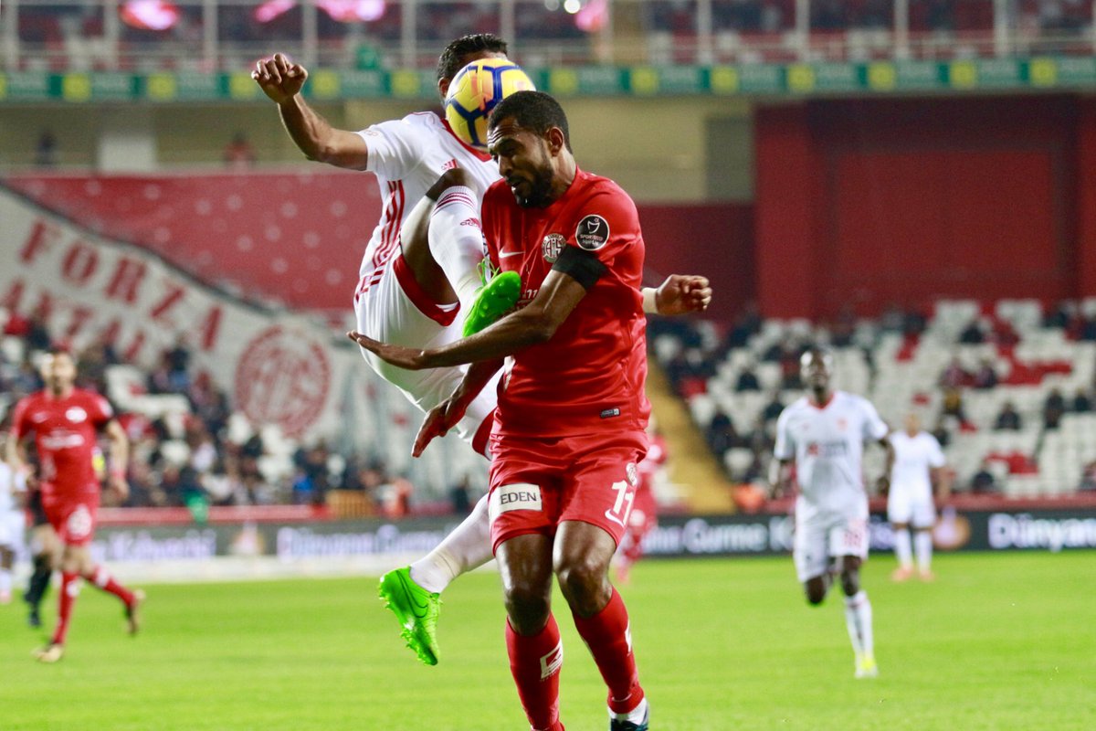 Antalyaspor, Sivasspor'a 4-1 kaybetti ateş hattından çıkamadı