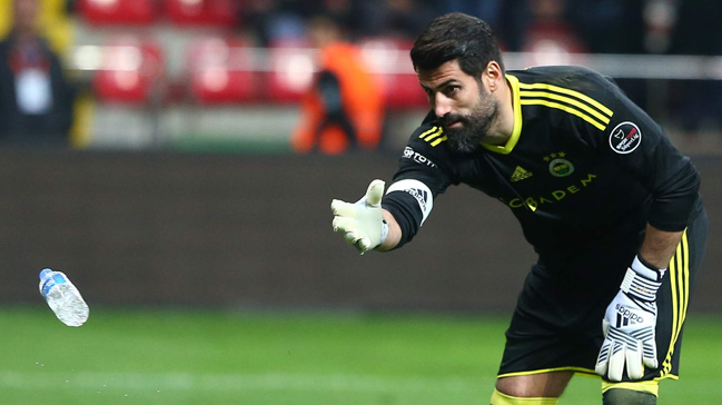 Volkan Demirel'e yabancı madde yağdı