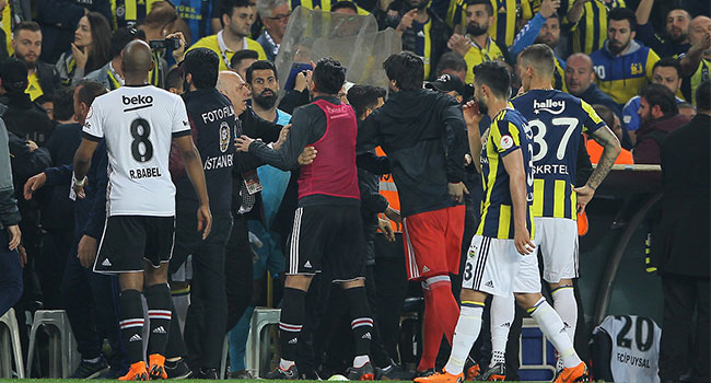 Fenerbahçe - Beşiktaş derbisi çıkan saha olayları sebebiyle tatil edildi