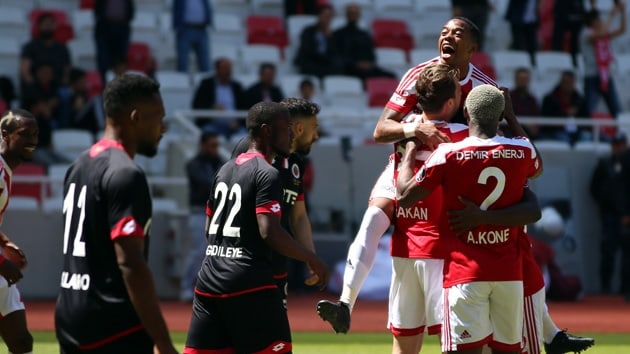 Sivasspor Gençlerbirliği'ni ateşe attı