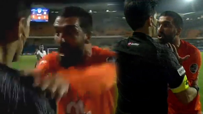 Arda Turan çılgına döndü! Kırmızı kart...