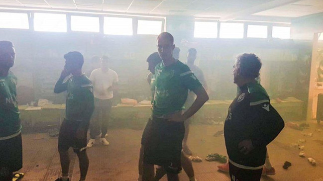 Tesisleri basıp teknik direktör ve futbolcuları dövdüler