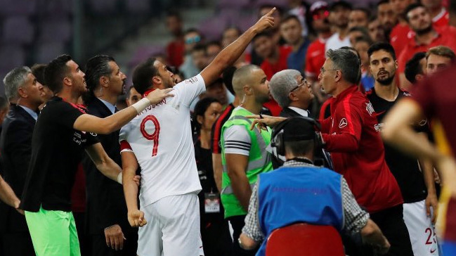 Cenk Tosun çılgına döndü, kırmızıyı gördü