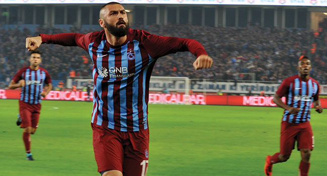 Burak Yılmaz kariyerine Trabzonspor'da devam etme kararı aldı