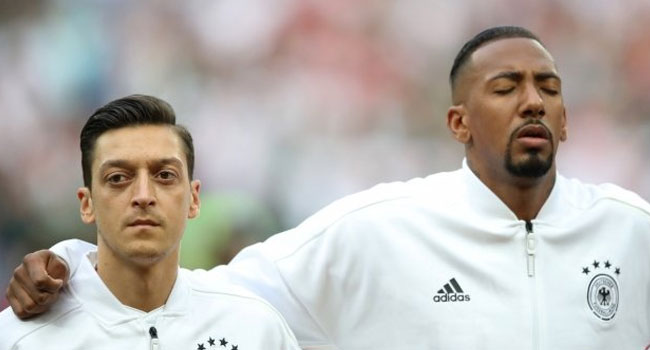 Boateng Mesut Özil'e destek oldu