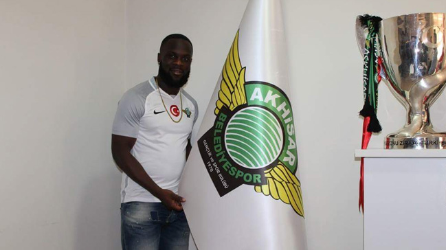 Elvis Manu imzayı attı