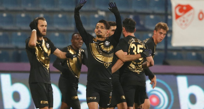 Galatasaray ve Beşiktaş'ın Serdar Gürler yarışı