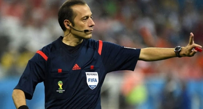 Cüneyt Çakır finalde son 12 hakemin arasına kaldı