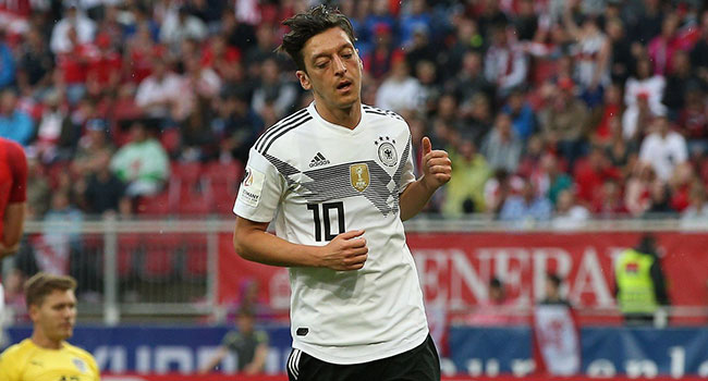 Mesut Özil'e tüm dünyadan destek yağıyor