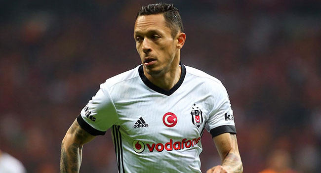 Beşiktaş, Adriano için gelen teklifleri bir bir reddediyor