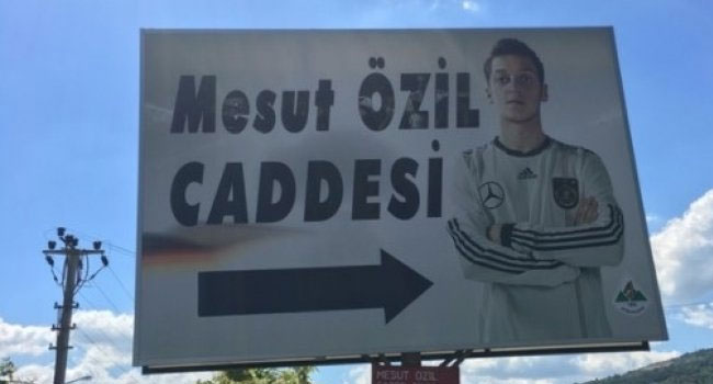 Mesut Özil'in memleketindeki caddede duran Almanya formalı resmi değiştirildi