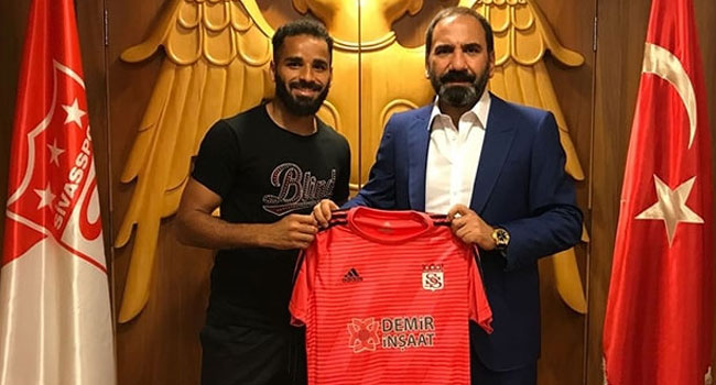 Sivasspor'un Barcelona'dan transfer ettiği Douglas imzayı attı