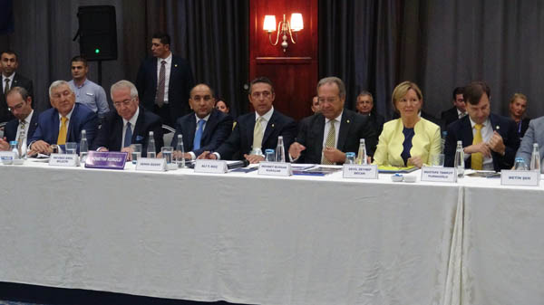 'Maalesef Türkiye'de hocalarımız baskı altında'