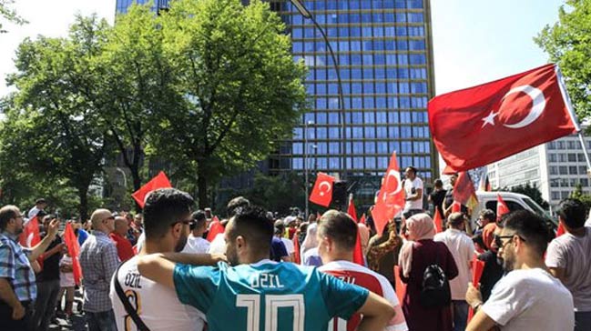 Almanya'da Mesut Özil'e destek gösterisi