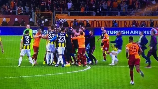 Derbide ortalık karıştı! Yumruklar havada uçuştu 