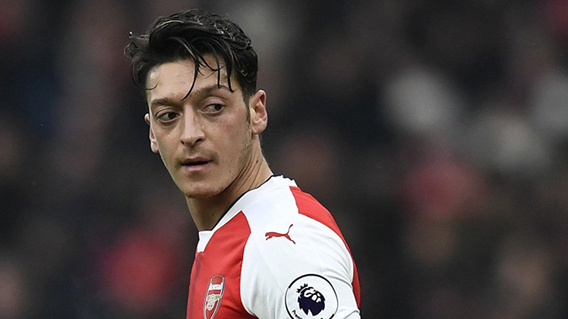 Arsenal Teknik Direktörü Unai Emery, Mesut Özil'in satılmasını istedi