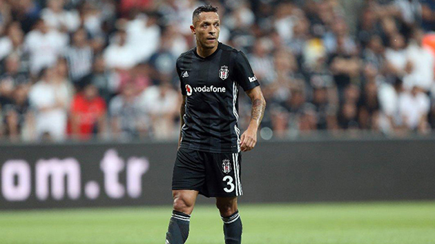 Beşiktaş'ta Adriano ile yollar ayrılıyor