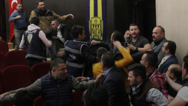 Ankaragücü Genel Kurulu'nda büyük arbede!