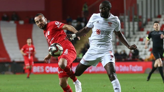 Sivasspor 10 kişiye rağmen deplasmandan avantajlı döndü