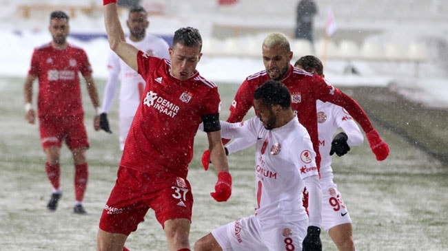 Antalyaspor deplasmanda Sivasspor ile 1-1 berabere kalarak kupada yarı finale yükseldi