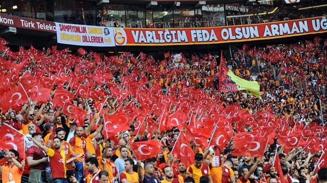 Galatasaraylı taraftarlar oylarıyla sahaya çıkış marşını değiştirdi