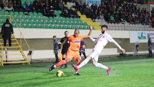 Alanyaspor, yarı final ilk maçında Antalyaspor'u deplasmanda tek golle mağlup etti