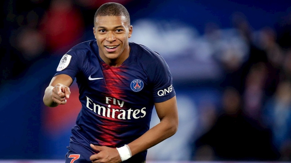 Kylian Mbappe imzayı atıyor